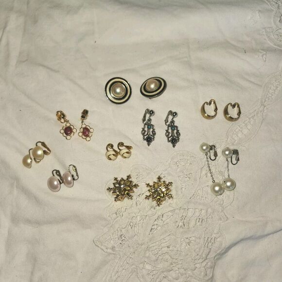 Lot Of 9 Clip On Earrings Snowflake Faux Pearl Goldtone Hoops Drop Dangle - Picture 1 of 9